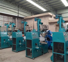 高清圖片下的垃圾打撈船 守護(hù)水域清潔的無(wú)名英雄